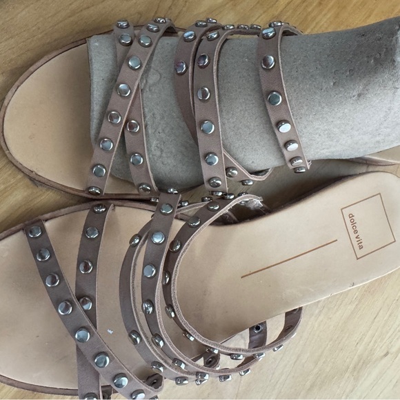 DOLCE VITA ITALIAN Studded Tan Sandals Sz 8.5 Excel like New Some dirt on sole - Picture 2 of 6
